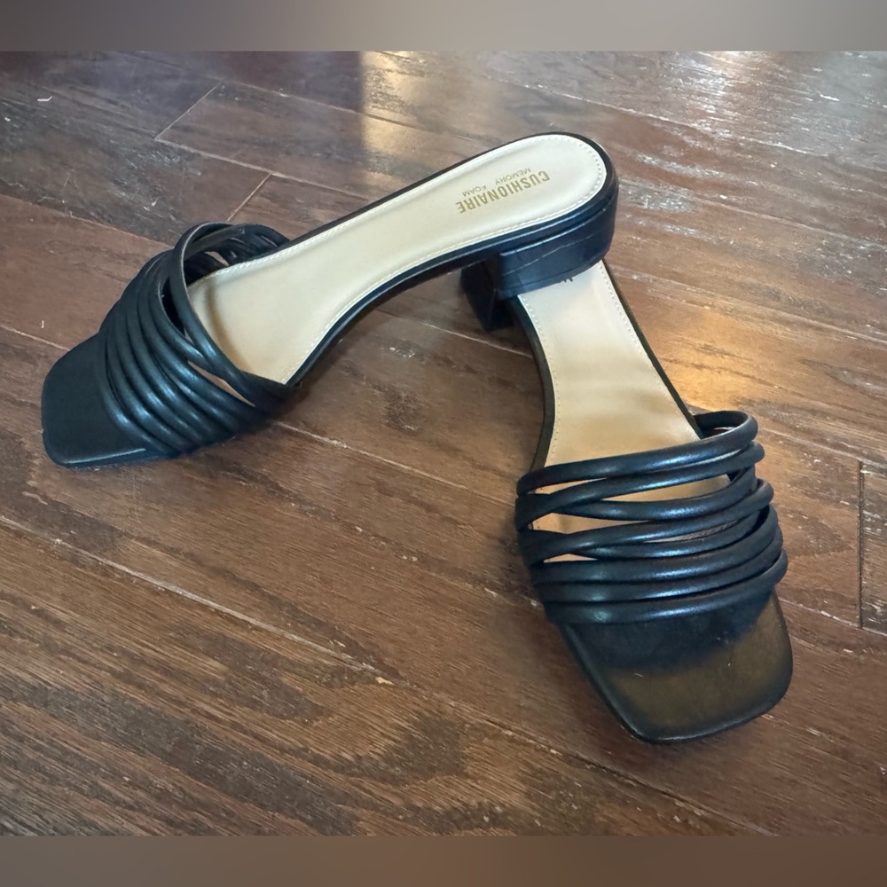 LIKE NEW! Cushionaire Women’s 8.5 Nino Strappy Block Heeled Slides Sandals Black